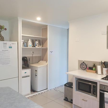 Pet Friendly & Spacious Two Bedroom Guest Unit Caloundra Exterior photo